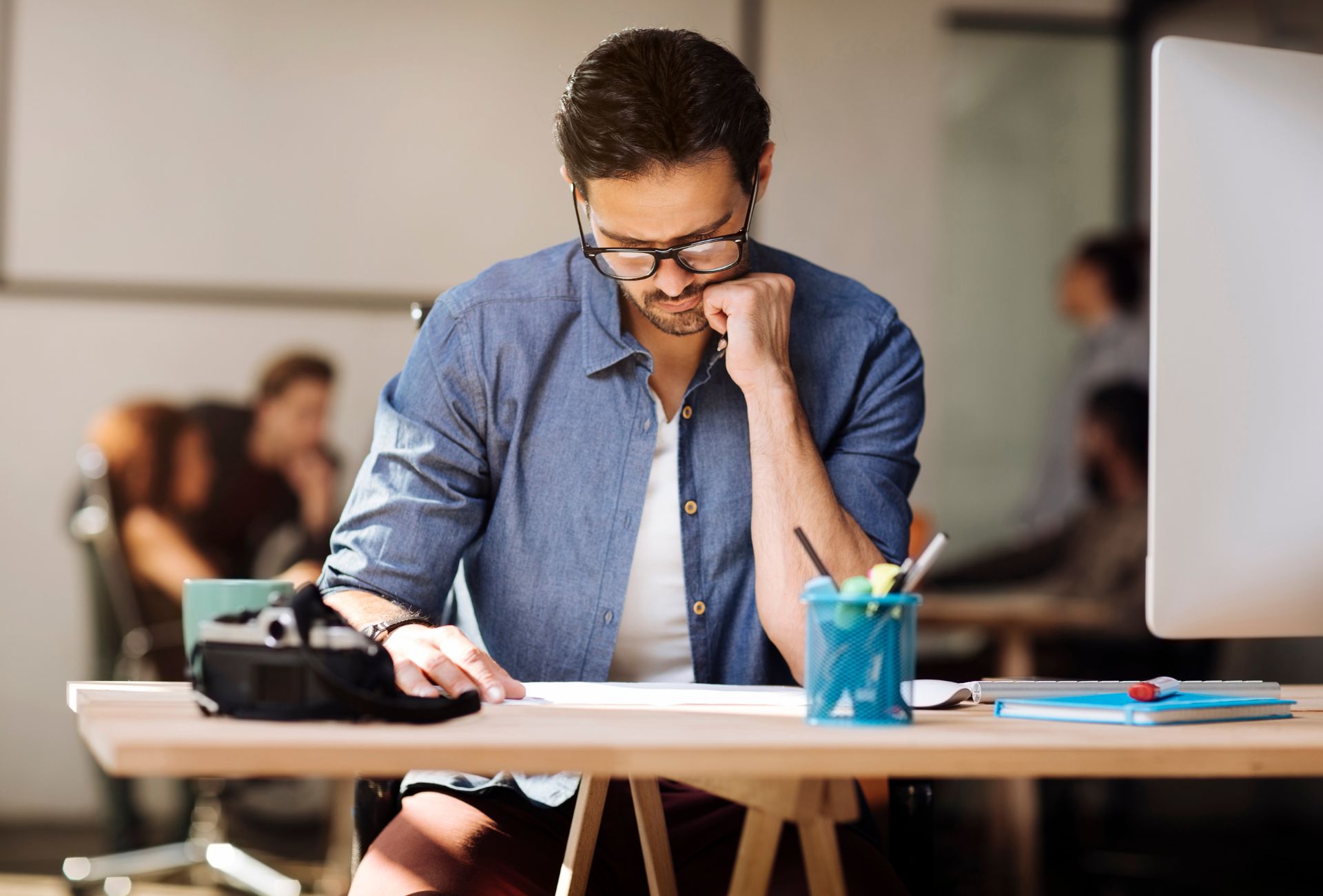 Person focusing on slow motion multitasking